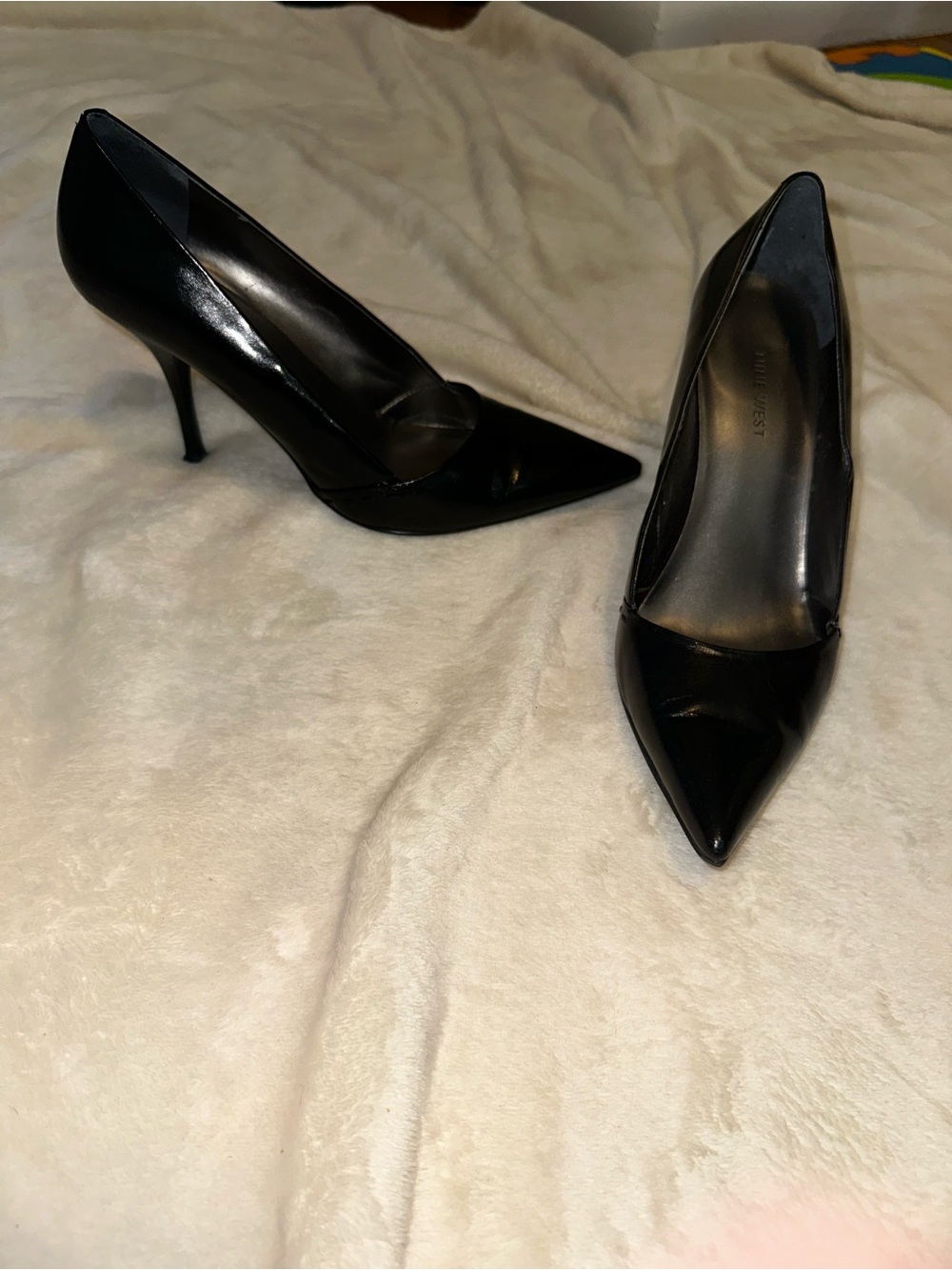 Black Pointed-Toe Women's Pumps